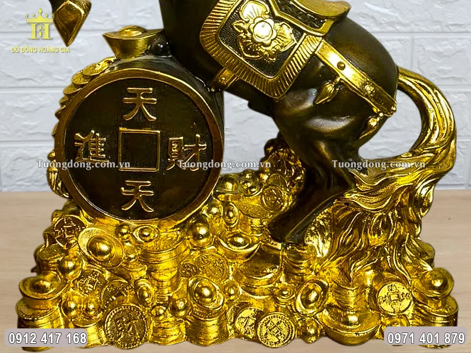 Hình ảnh phần đế tiền của bức tượng ngựa